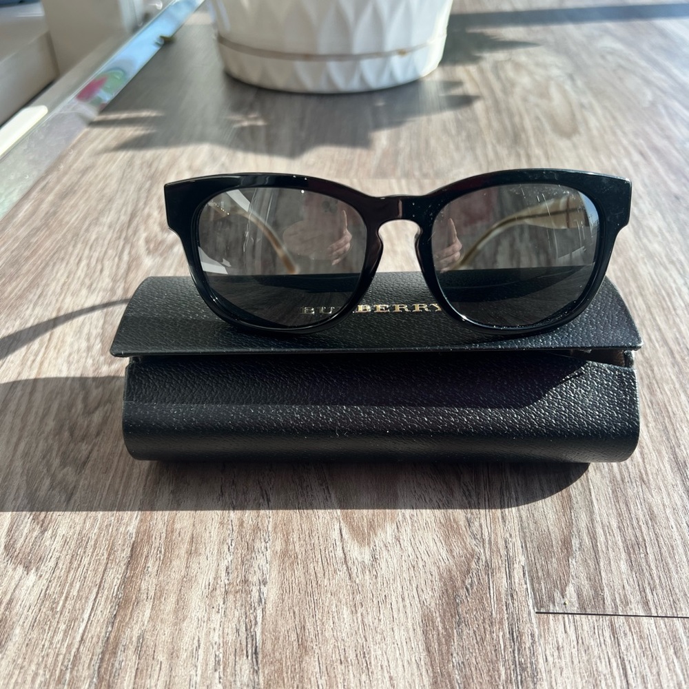 Burbarry Sunglasses - Picture 5 of 6